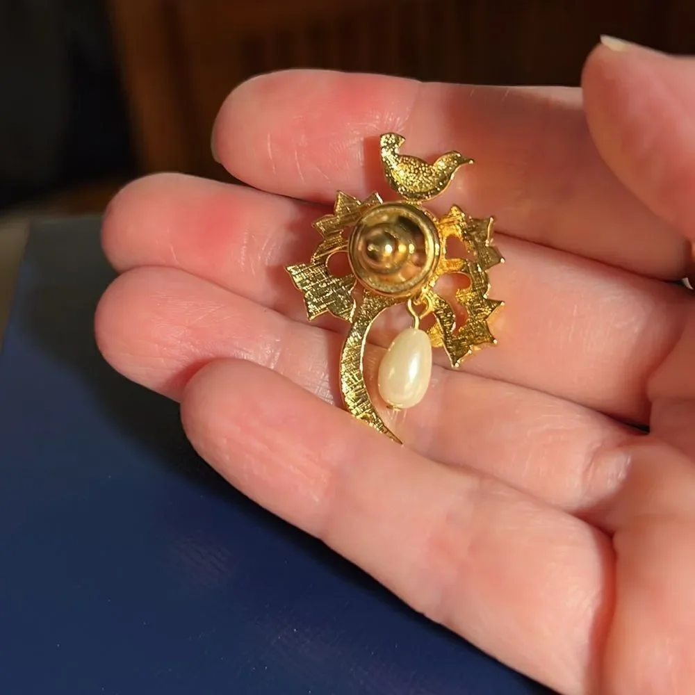 Petite Gold Tone Partridge In a Pear Tree Lapel Pin.